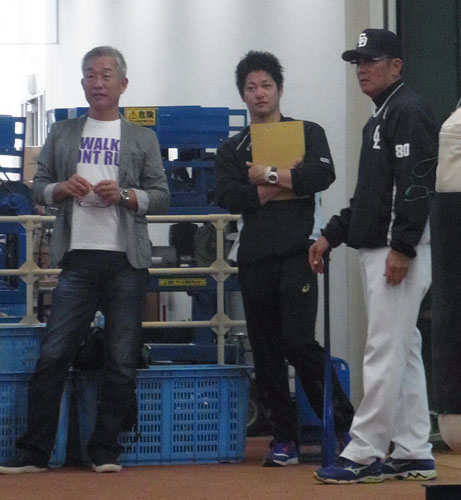 ナゴヤ球場の室内で談笑する中日の森監督（右）と今季までコーチを務めた西武の辻新監督（左）