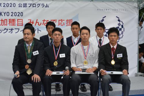 東京五輪追加種目ＰＲイベントに出席した日本生命の杉浦正則氏（写真前列左端）と作新学院の今井（写真前列左から２番目）ら高校日本代表メンバー