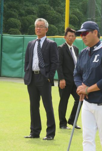 宮崎入りする前に、西武第２球場での秋季練習を視察する西武・辻新監督（左）