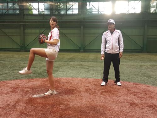村田兆治さんの前で投球を披露する稲村亜美
