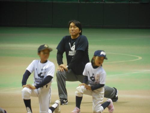 野球教室で子どもたちに交じりアップする松井氏　　
