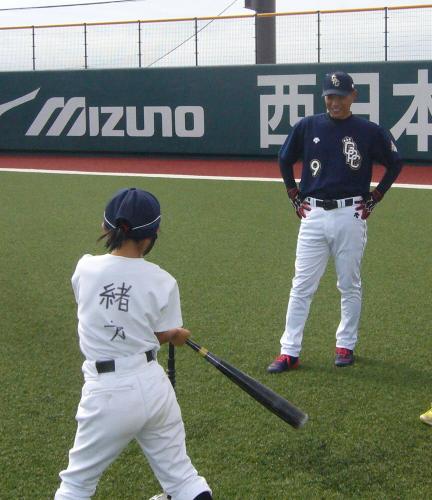 野球教室で小学生の打撃を見守る日本代表の小久保監督