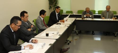 （左手前から）野村氏、槙原氏らスポニチ本紙評論家による選考委員会が開かれた