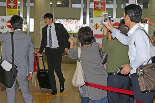 ファンが出迎える中、広島空港に到着した大谷