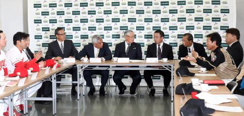 ＜日本シリーズ監督会議＞緒方監督（左）が予告先発採用を提案し、栗山監督（右）らと議論をかわす