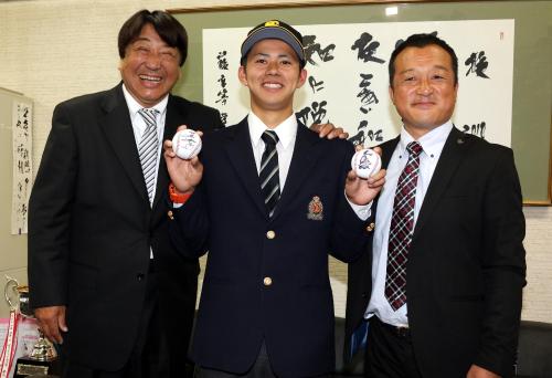 古谷（中央）は王会長と工藤監督のサインボールを手に笑顔。左は永山アマスカウトチーフ、右は作山スカウト