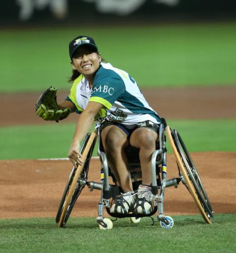 ＜広・日＞始球式を行うリオパラリンピック女子車椅子テニス銅メダリストの上地