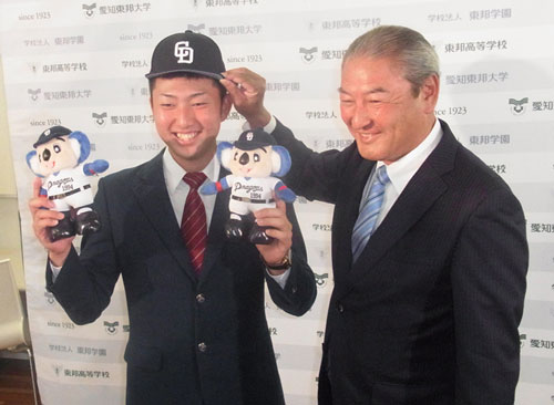 中日からドラフト５位指名を受けた東邦高・藤嶋は中田スカウト部長から指名あいさつを受け、笑顔