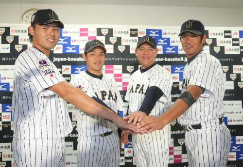 Ｕ－２３大会での健闘を誓う（左から）安楽、三好、斎藤監督、丸子