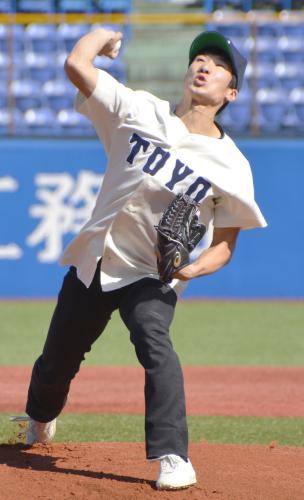 東都大学野球リーグで始球式を務める陸上の桐生祥秀