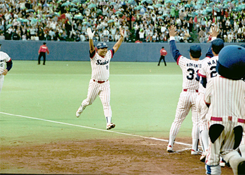 １９９２年の日本シリーズ第１戦で、延長１２回裏、１死満塁で代打の“切り札”杉浦が右越えにシリーズ史上初の代打満塁サヨナラホーマーを放ち歓喜の生還