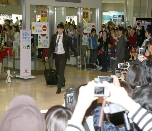 広島空港に到着した大谷は大勢のファンの出迎えを受ける