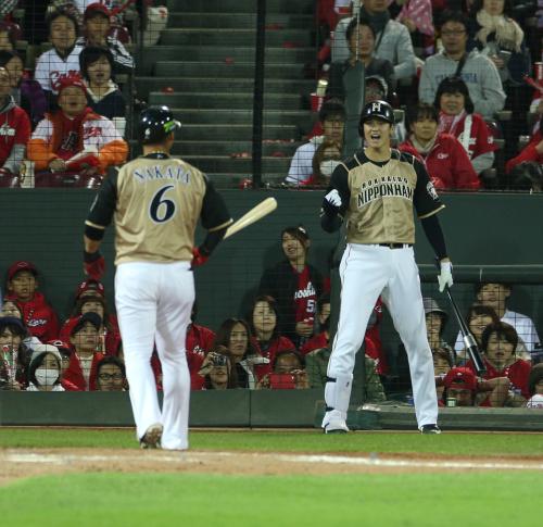 ＜広・日＞８回２死満塁、中田が押し出しの四球を選ぶとネクストバッターズサークルの大谷（右）はガッツポーズ