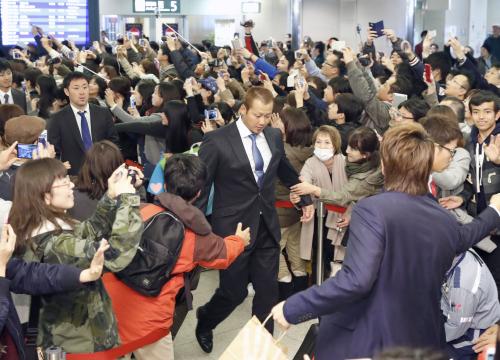 新千歳空港で大勢のファンに迎えられる日本ハムの中田（中央）ら