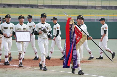 秋季関東大会で優勝し、場内を行進する作新学院の選手たち