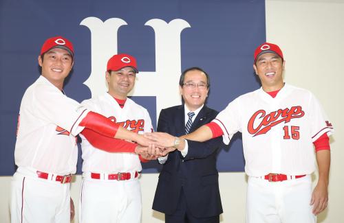 広島市民賞授与式で４ショット写真におさまる（左から）新井、緒方監督、松井広島市長、黒田