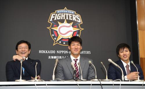 会見中に笑顔を見せる（左から）栗山監督、大田、公文