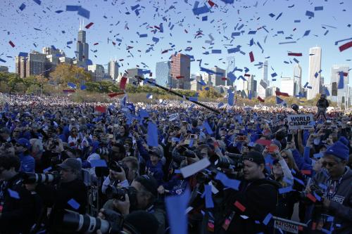 カブスの優勝パレードに集まったシカゴのファンたち（ＡＰ）