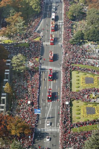 大勢のファンが平和大通りを埋め尽くす中行われた、プロ野球広島カープのセ・リーグ優勝を祝うパレード＝５日午前、広島市（共同通信社ヘリから）