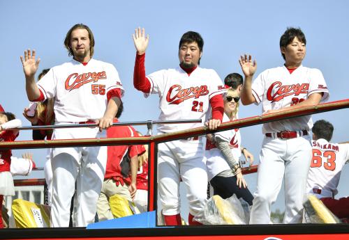 広島カープのセ・リーグ優勝を祝うパレードで手を振る（左から）エルドレッド選手、中崎翔太投手、一岡竜司投手