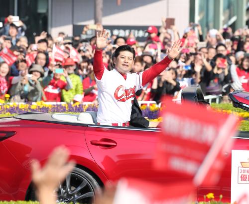 広島優勝パレードで、ファンに手を振る緒方監督