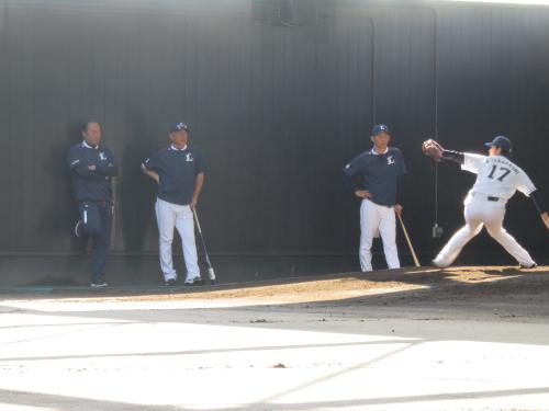 西武・高橋光（右端）の投球練習を見守る、（左から）渡辺ＳＤ、辻監督、西口２軍投手コーチ