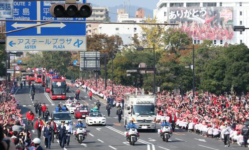 平和大通りを埋め尽くした鯉党を前に、優勝パレードを行う広島ナイン