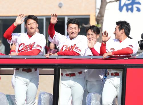 ファンに手をふる（左から）薮田、鈴木、田中、下水流