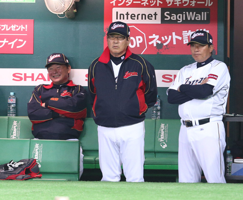 １３年日本代表の野手総合コーチを務めた梨田氏（右端）。（左から）東尾投手総合コーチ、山本監督