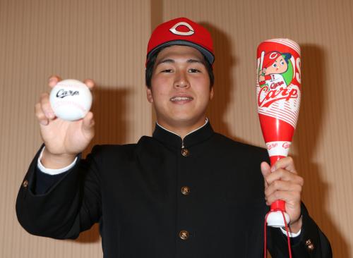 広島と仮契約した加藤拓はメガホンとボールを手に笑顔