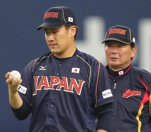 １３年大会でＷＢＣ公式球の違和感に苦しんだ田中（左）と東尾コーチ