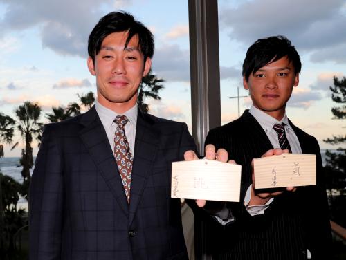 宮崎入りし、絵馬に新チームでの抱負を書き笑顔を見せる吉川光（左）と石川