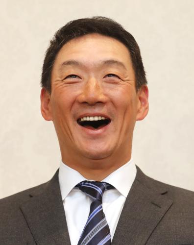 糸井とのＦＡ初交渉を終え報道陣の質問に笑顔で答える金本監督