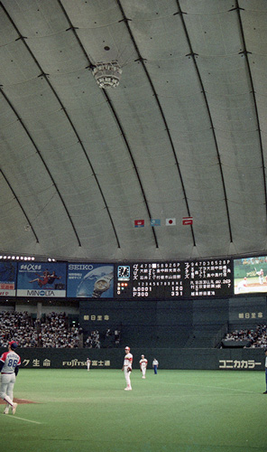 １９９０年６月６日、ブライアントは日本ハム角から高々と大飛球、ドーム天井のスピーカーに当たり、センター前へポトリ。特別規定でホームランに