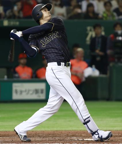 侍ジャパンの大谷は７回の代打で天井に吸い込まれる「認定二塁打」を放つ　（ＡＰ）