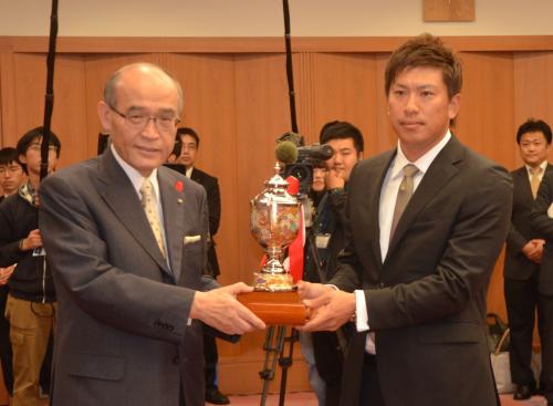 石川県の谷本知事（左）から九谷焼のカップを贈られる角中