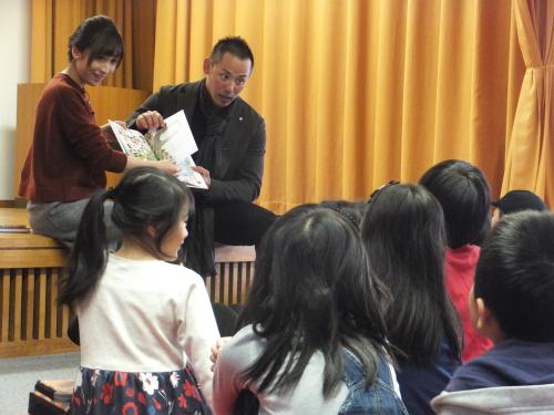 札幌市内の図書館で絵本の読み聞かせを行う日本ハムの矢野