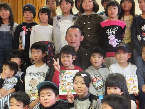 札幌市内の図書館で絵本の読み聞かせを行い、子供たちと記念撮影する日本ハムの矢野（中央）