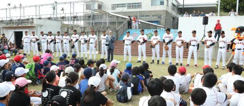 台湾の子供たちのため野球教室を開催した王氏（中央）ら巨人ＯＢ会