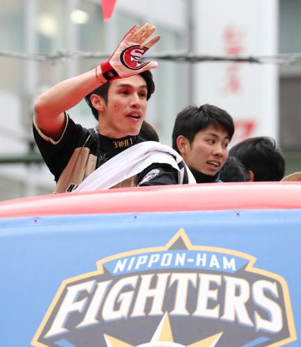 日本ハム優勝パレードで沿道のファンに手を振る陽