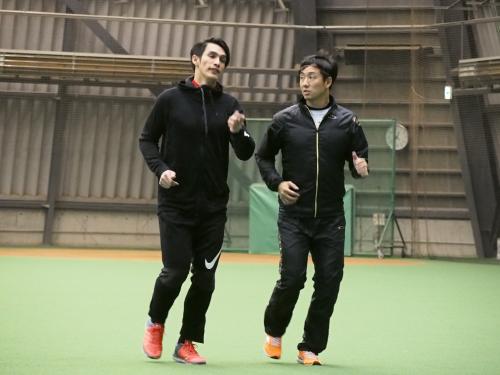 室内練習場で体を動かす陽岱鋼（左）と斎藤
