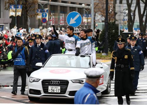 沿道のファンに手を振る（左から）田中賢、栗山監督、大野