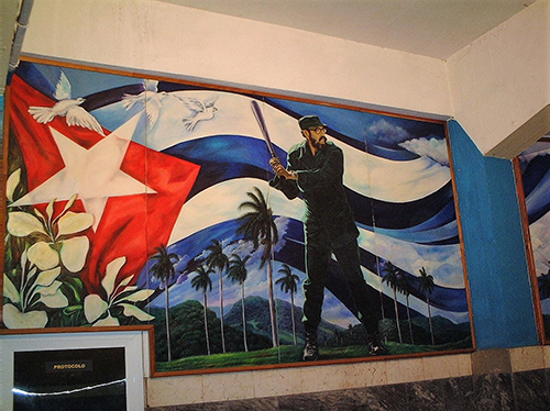 ハバナのラテンアメリカ球場ロビーの壁画。打席に立つフィデル・カストロ前国家評議会議長が描かれていた（２００２年１１月７日撮影）
