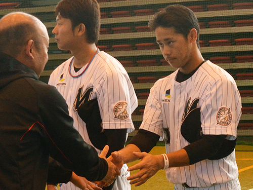 鴨川キャンプを打ち上げ、スタッフと握手をするロッテ・平沢（右）
