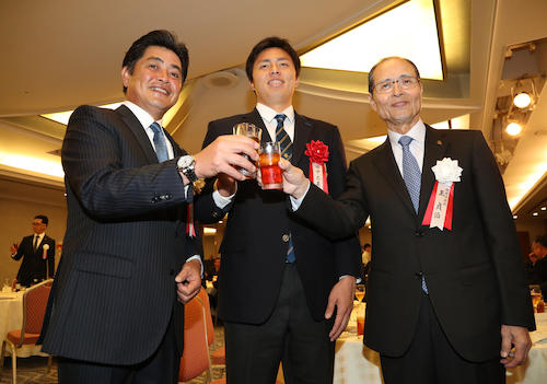 ソフトバンク新入団選手ウェルカムパーティで笑顔で乾杯する（左から）工藤監督、田中、王会長