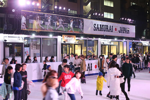 東京・赤坂に開設された侍ジャパン応援リンクでスケートを楽しむ人々