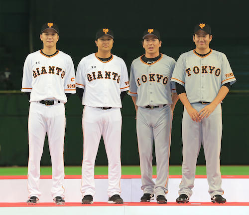新ユニホーム発表に臨む（左から）坂本、高橋監督、長野、菅野