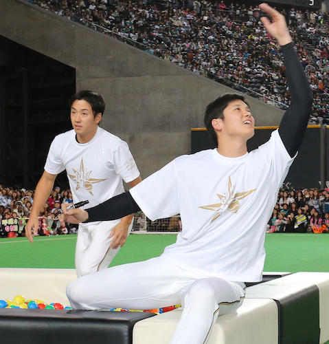 １０種競技リレーに参加し、会場を盛り上げた斎藤（左）と大谷