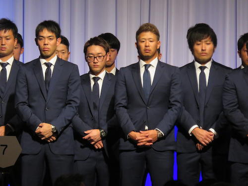 スポンサー向けのパーティーで新キャプテンに指名された西武・浅村（右から２人目）　　