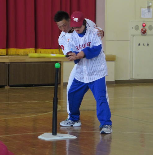 仙台市内の特別支援学校を訪問し、生徒に打撃を指導して交流する楽天・嶋（左）